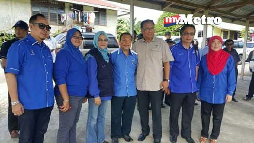 Gambar terakhir Mohd Fauzi (kiri) bersama Ahli Parlimen Kuala Kangsar, Datuk Mohammad Wan Khair-Il Anuar tiga dari kanan) ketika satu majlis di Betong, Sarawak, semalam. - Foto Ihsan Mohd Fauzi