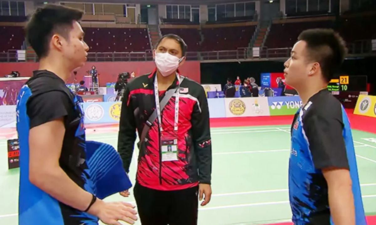 FLANDY (tengah) tidak lagi bersama skuad badminton negara.