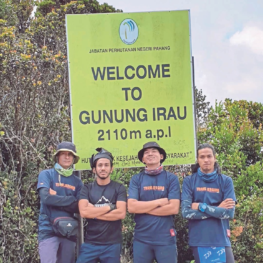 PENULIS (dua dari kiri) bersama rakan pendaki tiba di Gunung Irau.