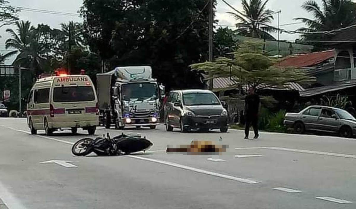 KEMALANGAN yang didakwa membabitkan sebuah ambulans merempuh seorang wanita yang sedang menunggang motosikal di Jalan Panglima Bayu. FOTO Ihsan pembaca