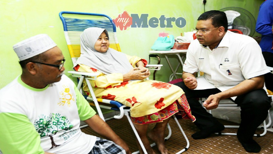 LOKMAN (kanan) beramah mesra ra dengan warga emas Siti Rahani Amad dan Muhamad Zaini Pangat pada program Ziarah Kasih di Taman Setia, Johan Setia, Klang, hari ini. FOTO Roslin Mat Tahir