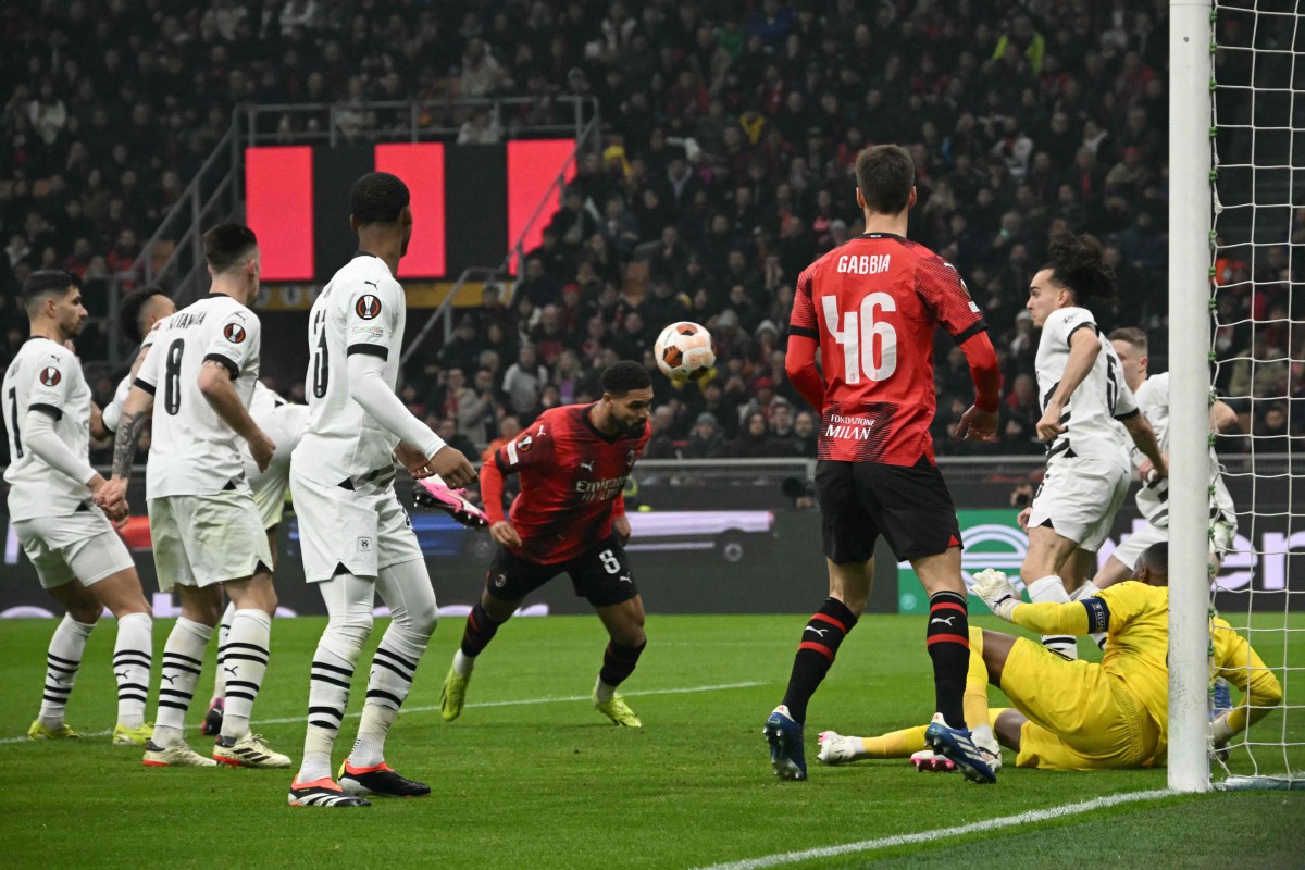 RUBEN Loftus-Cheek (tengah) menjaringkan gol kedua untuk AC Milan. FOTO AFP
