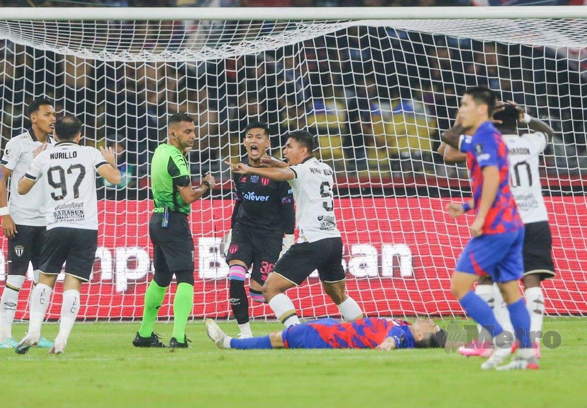 LOGESWARAN memberikan tiga penalti pada final Piala Malaysia 2023. FOTO Aswadi Alias