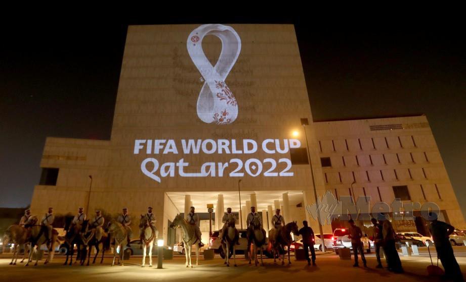 LOGO rasmi Piala Dunia 2022 dipancarkan di bangunan Arkib Nasional di Doha, pagi tadi. — FOTO Reuters