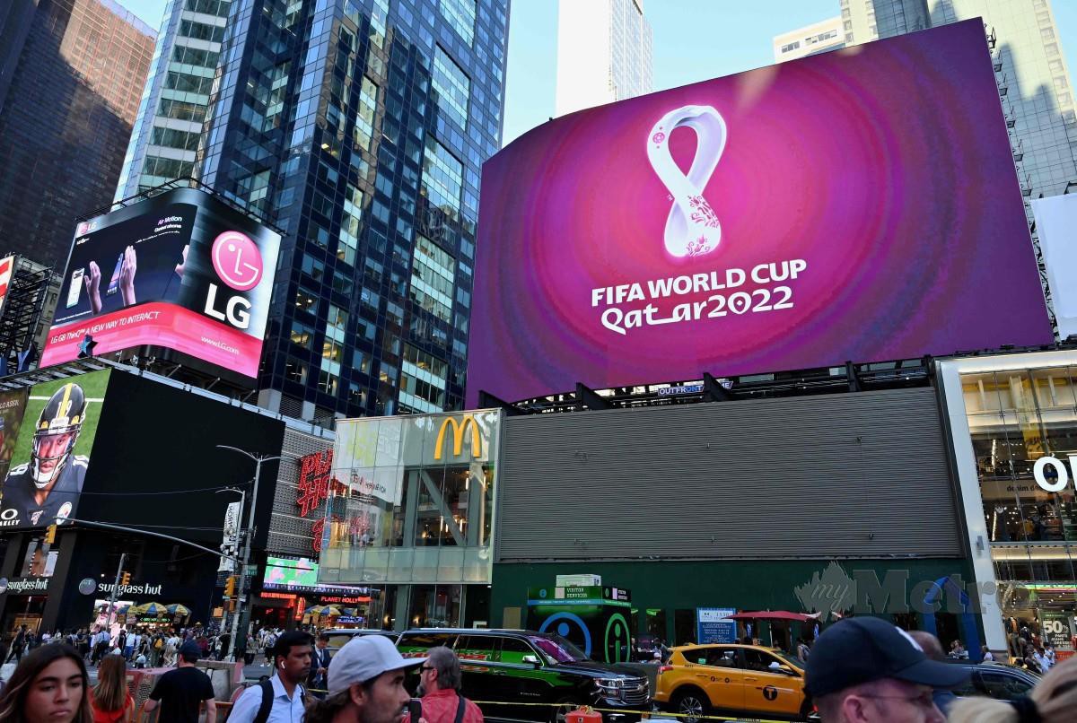 Logo rasmi Kejohanan Piala Dunia Qatar FIFA 2022 terpapar di papan elektronik di New York. FOTO AFP