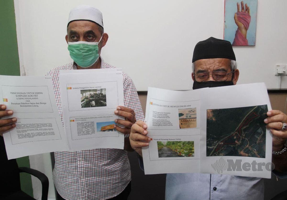 YUSUP (kiri) memohon kerajaan negeri mempercepatkan pembinaan Kompleks Agro Biz Lojing Highlands di Tanah Tinggi Lojing dekat Gua Musang. FOTO Nik Abdullah Nik Omar