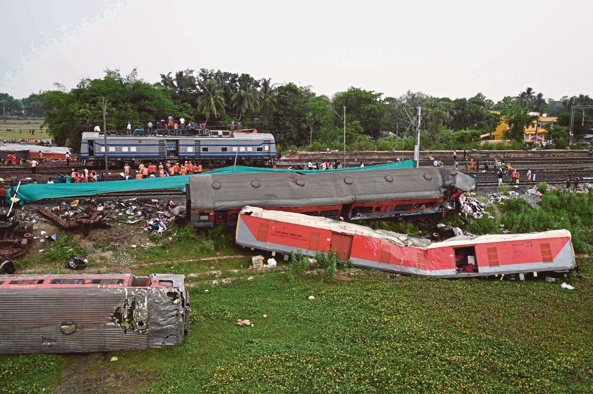 FOTO fail menunjukkan keadaan di lokasi nahas tiga kereta api berhampiran Balasore di negeri timur Odisha itu. FOTO AFP