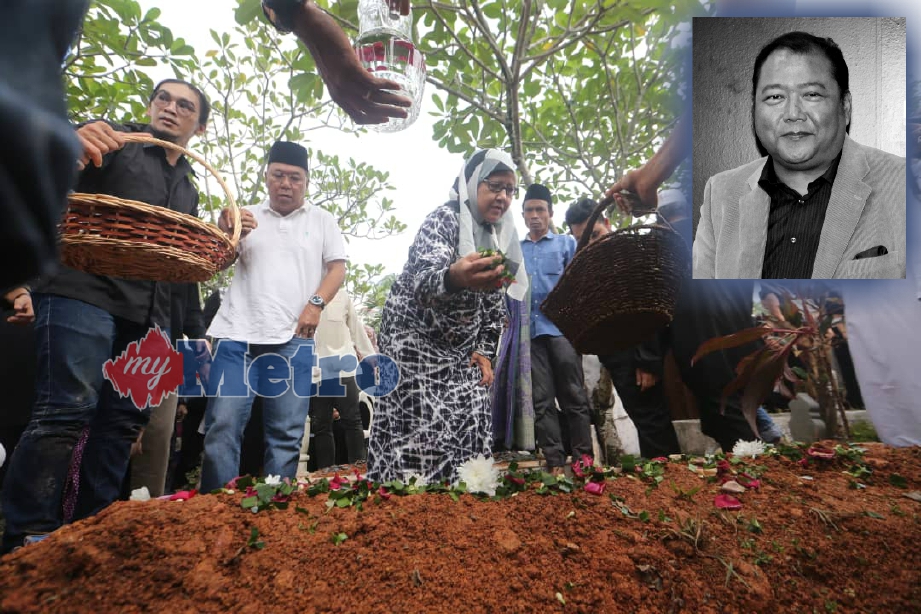 KAKAK kepada arwah, Prof Fakhariah Lokman menabur bunga di kubur Mahadzir. 