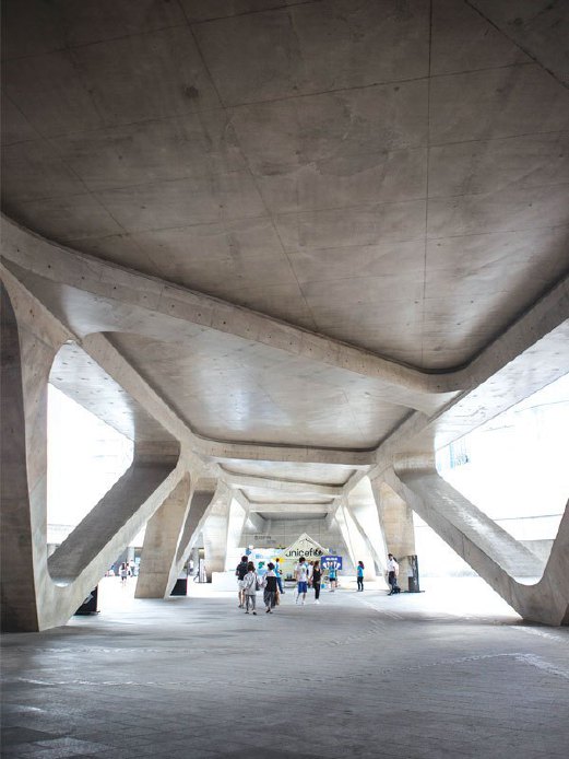 BERSANTAI di bawah walkway Design Plaza di Dongdaemun.