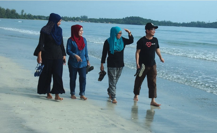 BERJALAN di pesisiran pantai pada waktu senja antara aktiviti mengujakan di Tiara Desaru Seaview Residence.