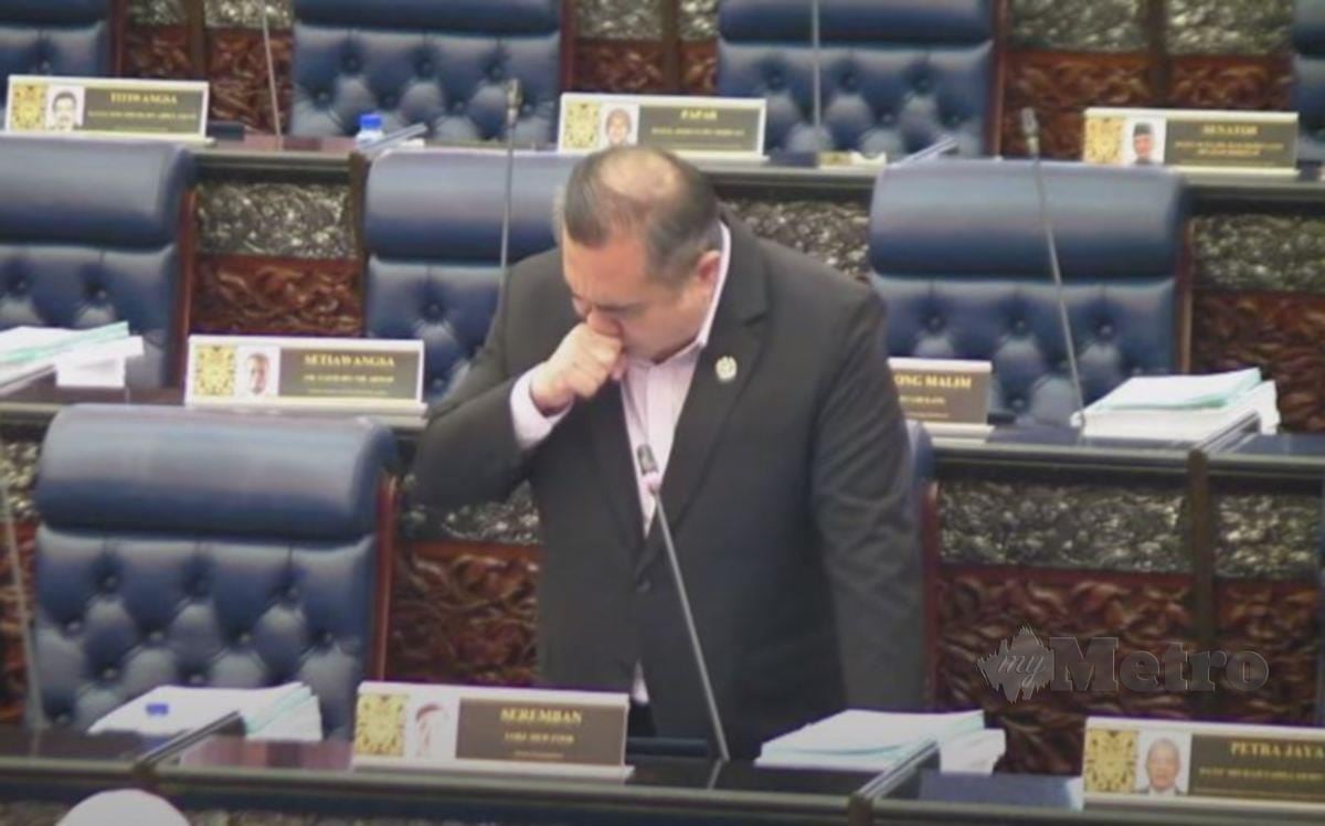 LOKE tidak selesa dan dilihat tercungap ketika menjawab soalan Wong Chen (PH-Subang) di Dewan Rakyat hari ini.