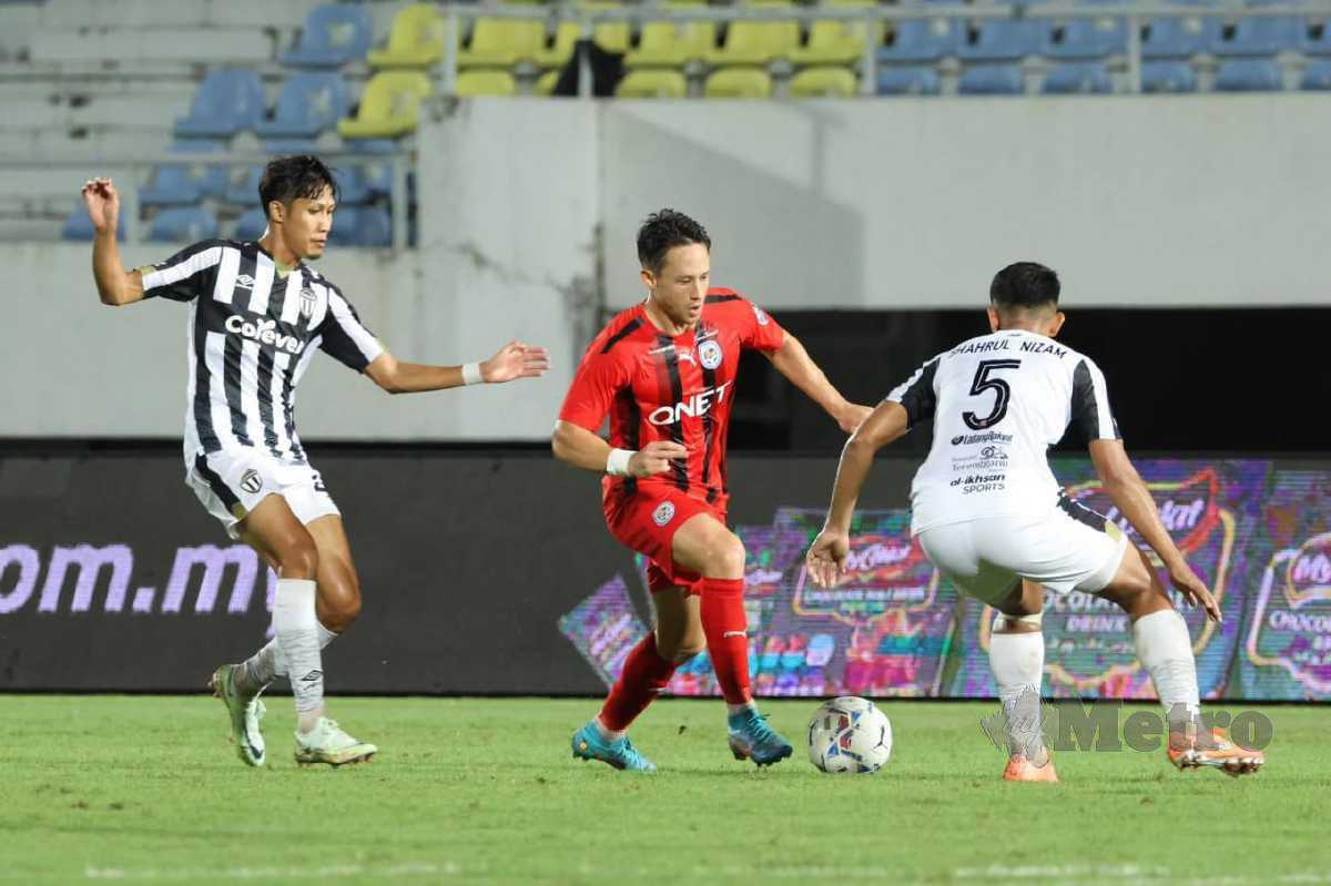 DARREN Lok (tengah) menjadi sandaran utama PJ City FC pada pertembungan dengan Sri Pahang FC malam esok. FOTO ihsan PJ CITY FC. 
