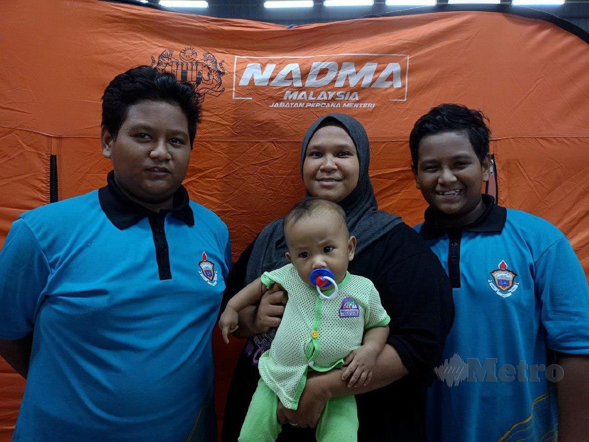 NURUL Aina (tengah) bersama anak-anaknya sudah tiga kali berpindah ke PPS Dewan Serbaguna Padang Tembak. 