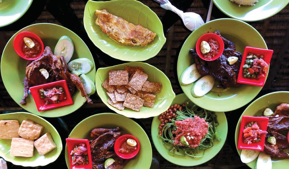 MAKANAN tempe dan ayam antara yang popular di Lombok.
