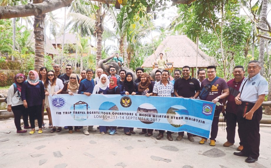 KETUT (tengah) bergambar bersama ejen pelancongan dan media di Lombok Elephant Park.