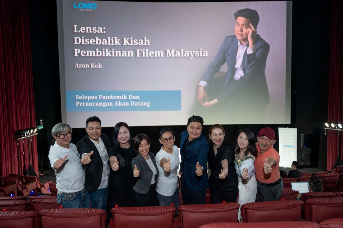 Aron Koh (empat dari kanan) bersama artis, tetamu dan pengurusan Lomo Pictures