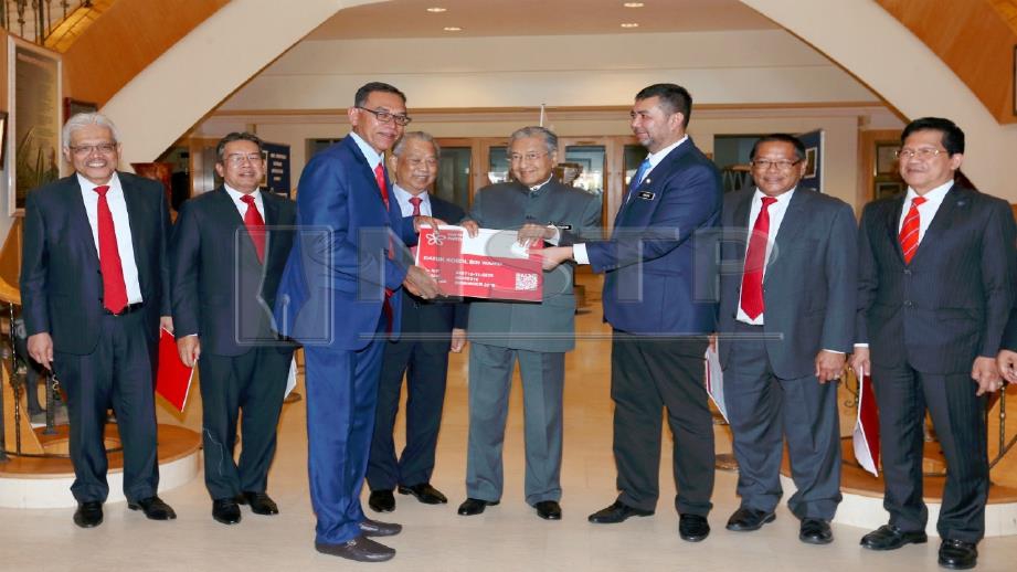 Rosol (tiga dari kiri) ketika menerima kad keahlian BERSATU daripada Tun Dr Mahathir Mohamad. FOTO Ahmad Irham Mohd Noor.