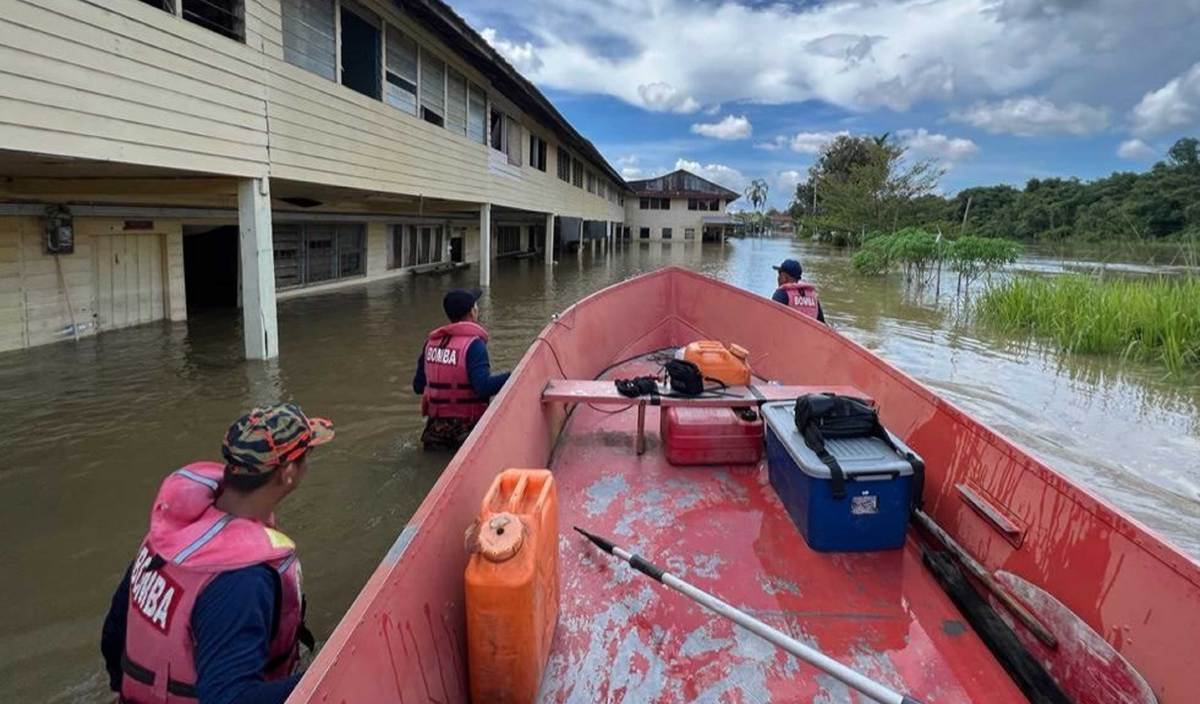 ANGGOTA bomba memantau kediaman penduduk yang terjejas banjir di Long Bemang. FOTO Ihsan JBPM