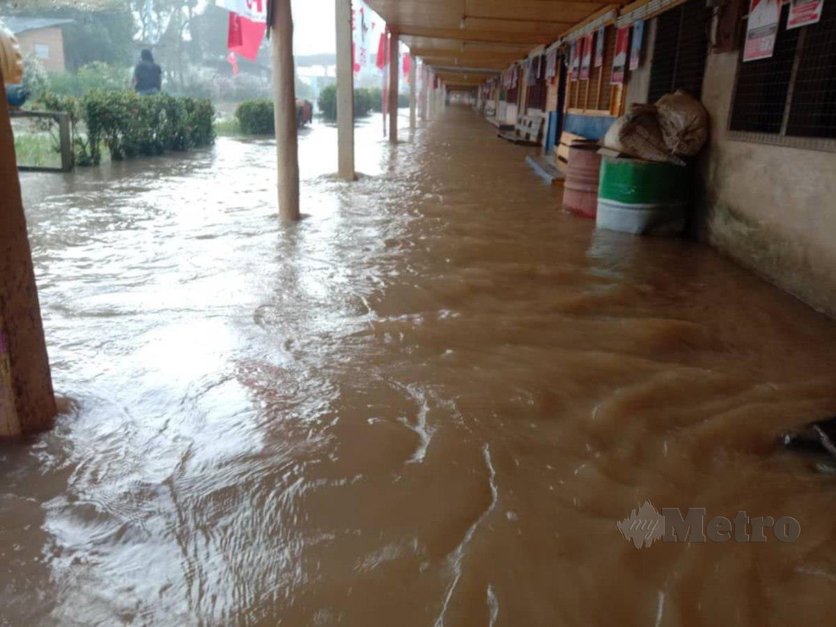 KEADAAN banjir yang melanda Kampung Long Bemang, Miri sejak semalam. FOTO IHSAN JBPM