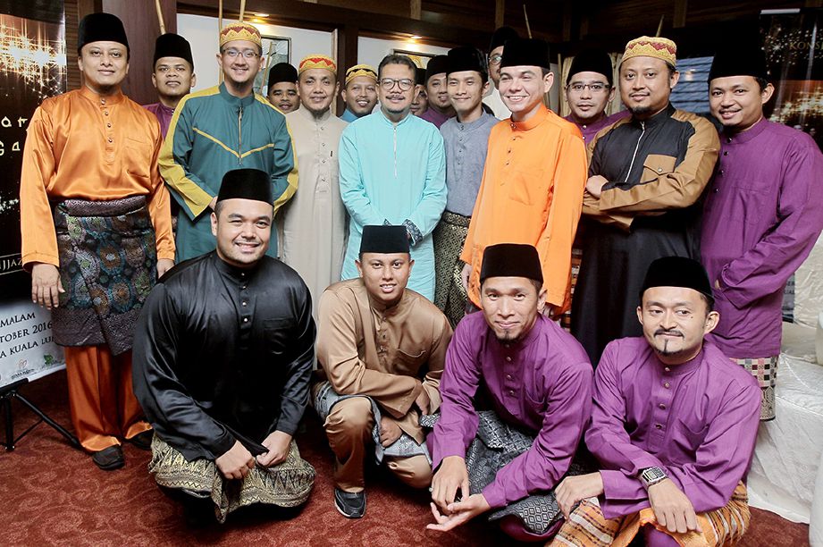 HAKIME (belakang lima kanan) dan Ketua Pengarah Istana Budaya, Datuk Mohamed Juhari Shaarani (belakang tujuh kiri) bergambar bersama barisan artis yang hadir pada majlis berbuka sempena dengan Konsert 3 Kejora oleh Kumpulan Nasyid, Brothers, Hijjaz dan Rabbani di Felda D'Saji Taman Tasik Titiwangsa,  Kuala Lumpur, Ramadan lalu.