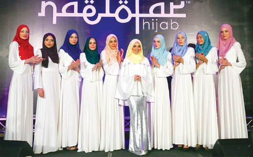 NEELOFA bersama barisan model yang menggayakan koleksi terbaru Naelofar Hijab.