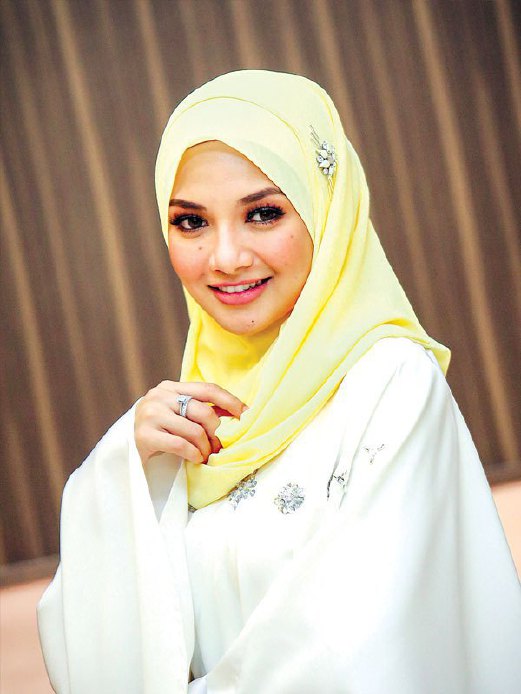 NEELOFA menggayakan koleksi terbaru Naelofar Hijab.