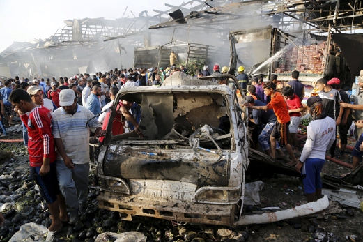Lebih 70 terbunuh selepas lori sejuk beku yang sarat dengan bahan letupan meletup dalam Pasar Jamila di utara Baghdad.  - Foto Reuters
