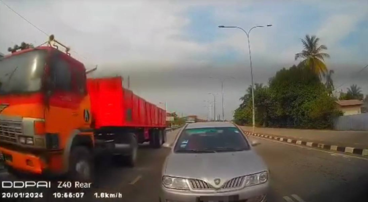 Tangkap layar kejadian kemalangan membabitkan sebuah lori yang mengalami masalah brek hingga merempuh enam kenderaan lain yang sedang berhenti di lampu isyarat di Jalan Ara Kuda, Tasek Gelugor. FOTO IHSAN PEMBACA