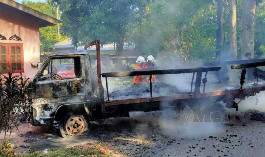 KEADAAN lori yang musnah dalam kebakaran di Kampung Banggol Berangan, hari ini. FOTO Ihsan JBPM.