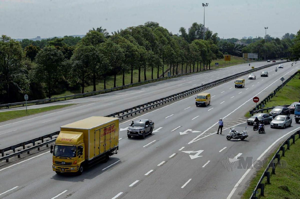 KONVOI kenderaan membawa kumpulan pertama vaksin Pfizer-BioNTech bergerak dari kargo KLIA melalui Lebuhraya ELITE ketika menuju ke pusat penyimpanan vaksin di Subang. FOTO Aizuddin Saad