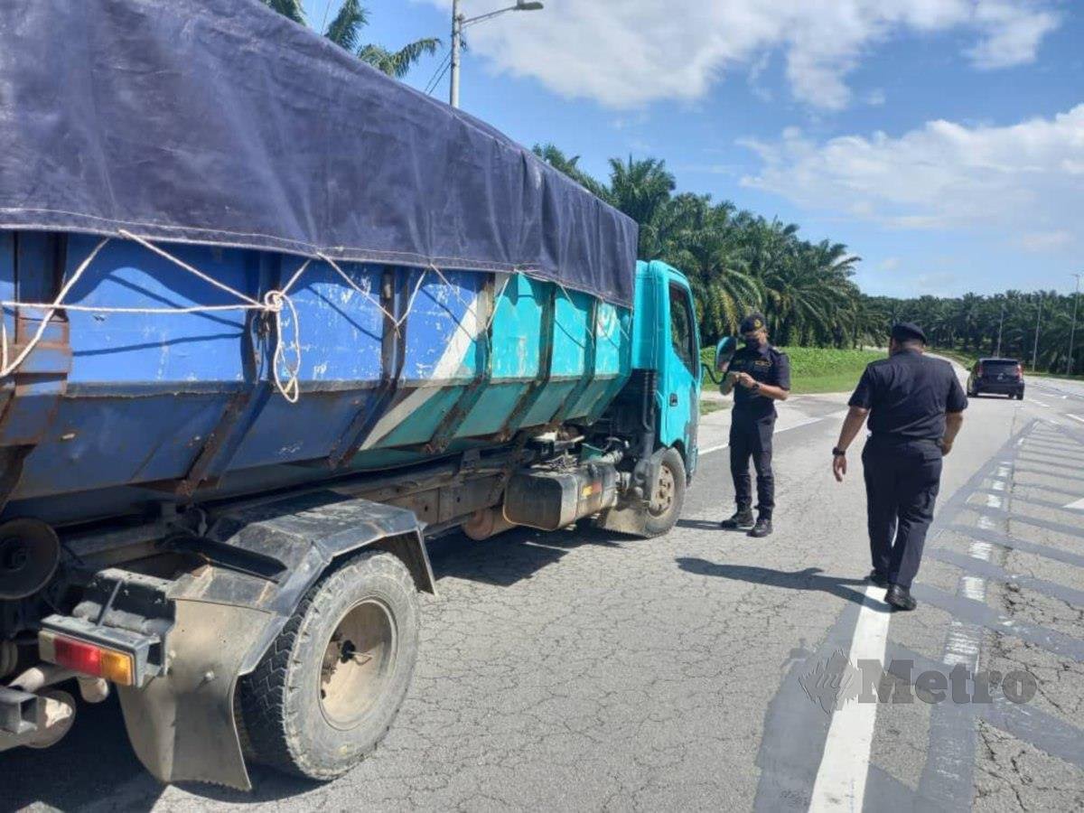 Unit Penguatkuasa JPJ Negeri Sembilan melaksanakan operasi khas terhadap lori yang dikesan melakukan pelbagai kesalahan sehingga mengabaikan keselamatan dan kebersihan. FOTO IHSAN JPJ