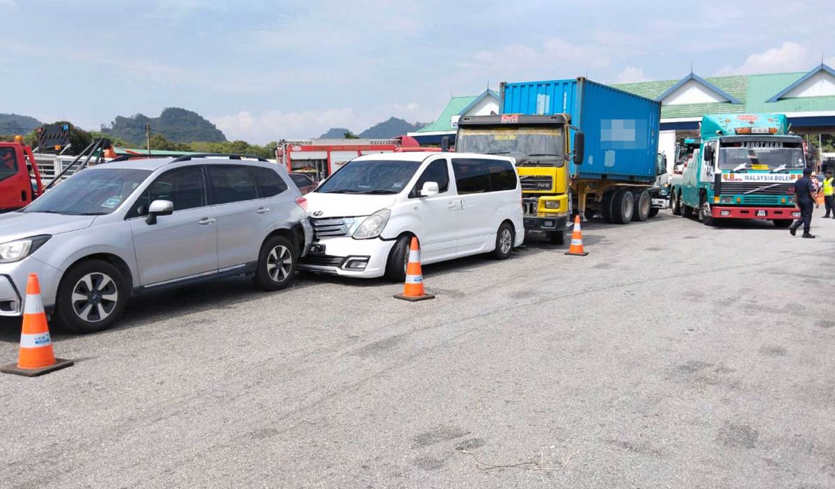 NAHAS sembilan kenderaan di susur masuk Plaza Tol Simpang Pulai. FOTO Ihsan JBPM Perak