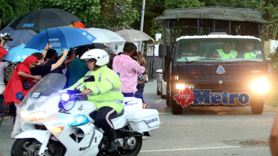 LORI dipercayai membawa bahan bukti keluar dari kediaman Najib. FOTO Mohd Yusni Ariffin