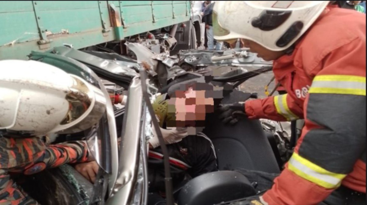 ANGGOTA bomba menyelamatkan pemandu kereta Perodua Myvi yang patah tangan kiri selepas terbabit kemalangan dengan sebuah lori di MRR2. FOTO Ihsan Bomba.