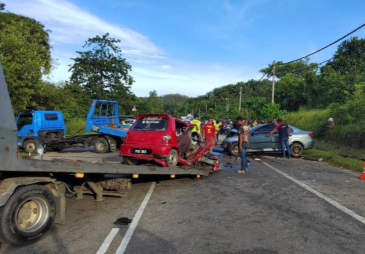 KEADAAN dua kereta yang terbabit kemalangan di Kampung Baru Ketemba, Jalan Baru-Kulim- Grik menyebabkan dua maut. FOTO Ihsan Pembaca