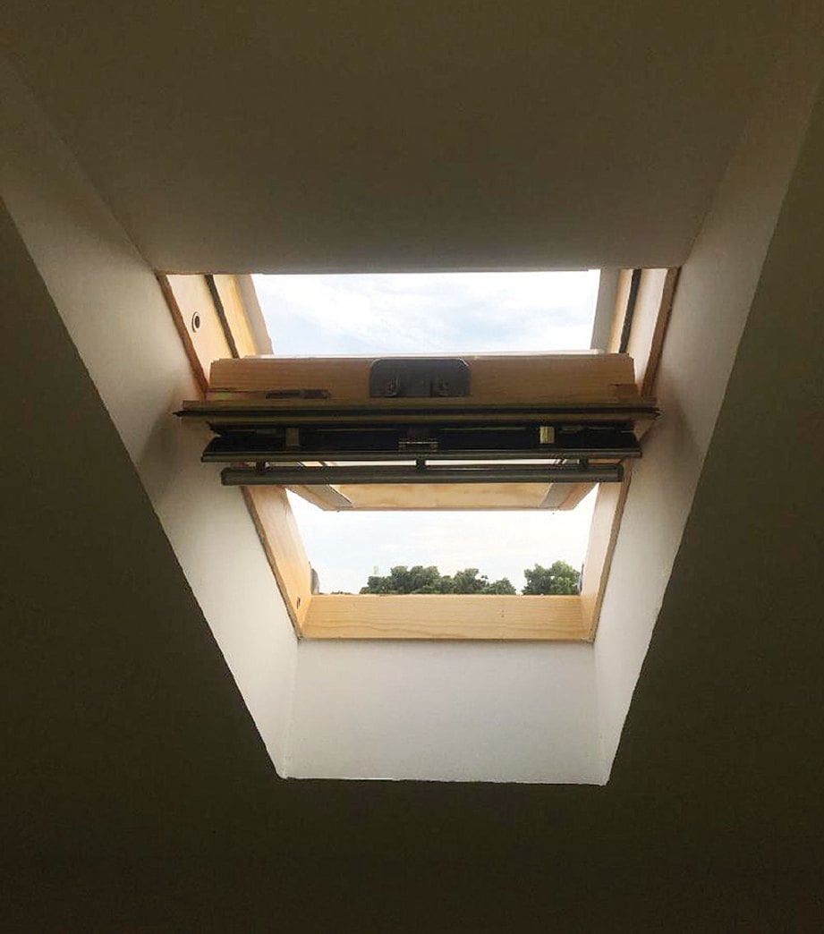 PANEL tingkap di atas bumbung membantu pencahayaan baik dalam loteng.