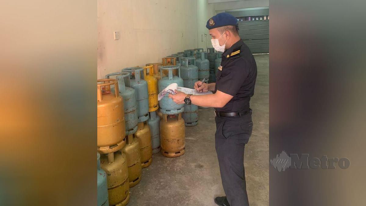 PENGUAT kuasa KPDNHEP Selangor memeriksa premis di Serendah, Batang Kali yang disyaki menyimpan gas LPG secara haram. FOTO ihsan KPDNHEP