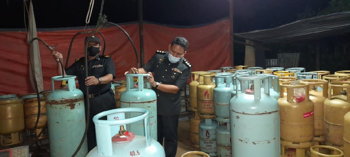 Penguat Kuasa KPDN Negeri Sembilan melakukan pemeriksaan di sebuah stor di Kampung Bemban, Mambau, di sini, yang dipercayai melakukan penyelewengan gas LPG bersubsidi. FOTO IHSAN KPDN