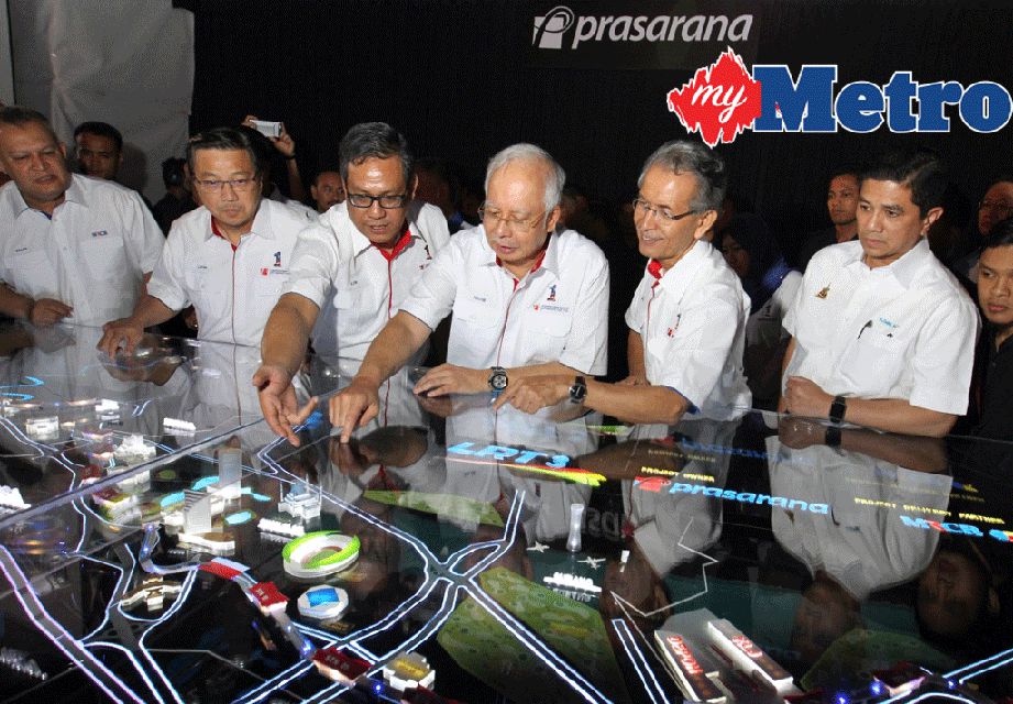 Najib melihat replikan projek LRT3 di  Stadium Melawati, petang tadi. FOTO Khairull Azry Bidin 