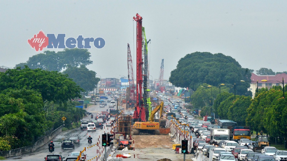 PEMBINAAN projek LRT3 di sekitar Jalan Persiaran Tengku Ampuan Rahimah, Klang giat dijalankan. FOTO Arkib NSTP Faiz Anuar