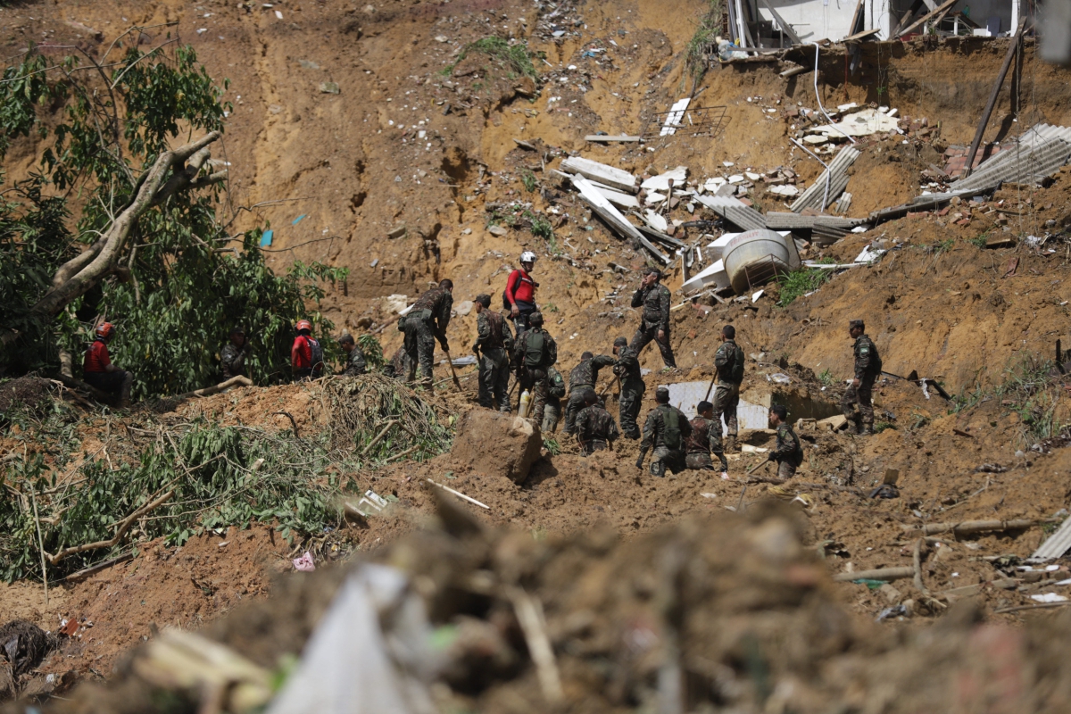 BOMBA dan tentera mencari mangsa tanah runtuh di bandar Jaboatao dos Guararapes, Pernambuco. FOTO AFP 
