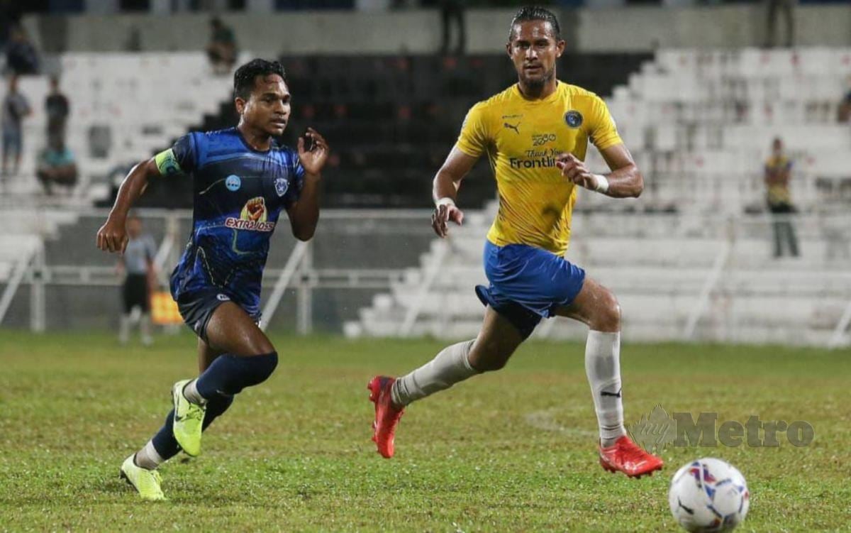 LATIFF  (kanan) ketika beraksi pada Kejohanan Bolasepak 4 Penjuru Piala YAB Menteri Besar Terengganu. FOTO Ghazali Kori