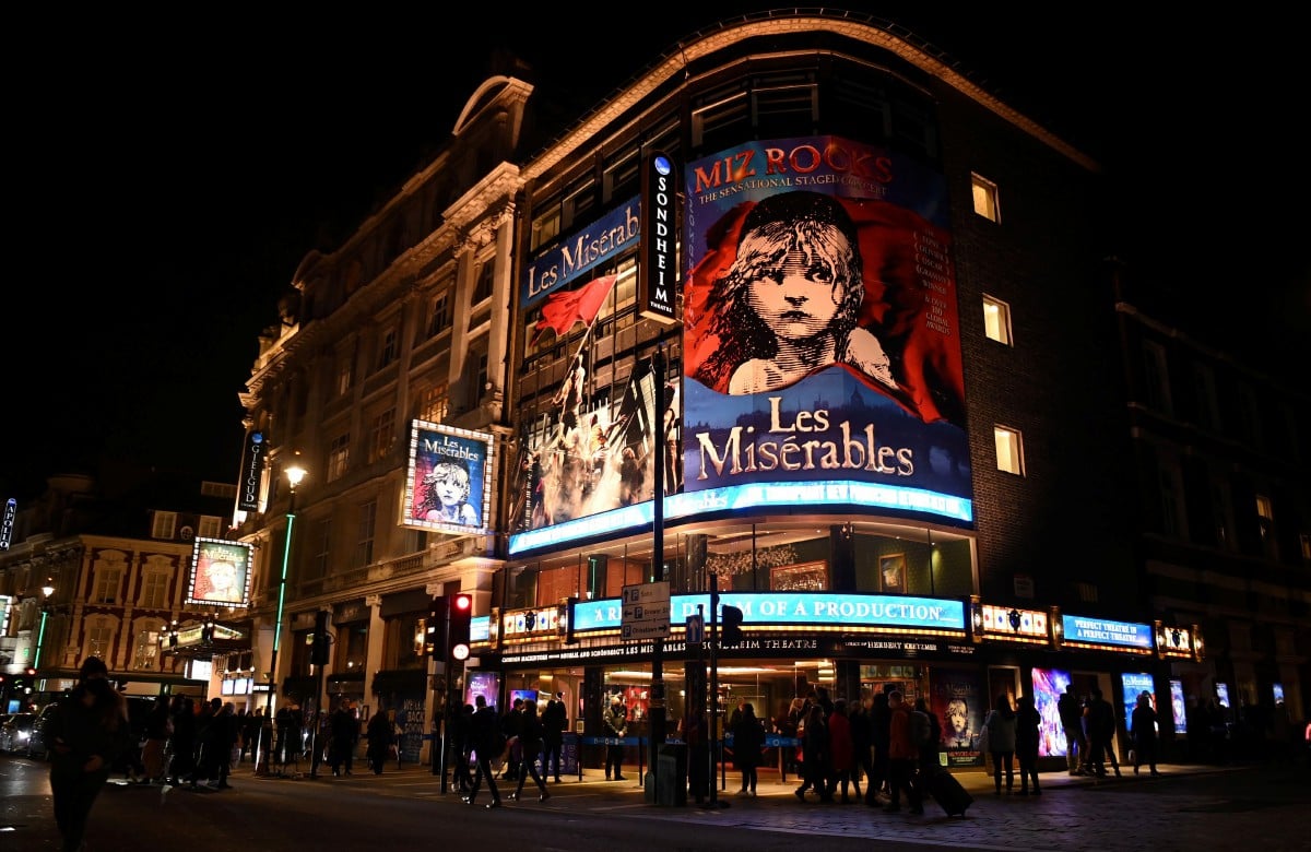 PEJALAN kaki melalui Sondheim Theatre yang menayangkan persembahan Les Miserables pada Selasa sebelum ia ditutup susulan penguatkuasaan peringkat ketiga sekatan koronavirus. FOTO AFP.