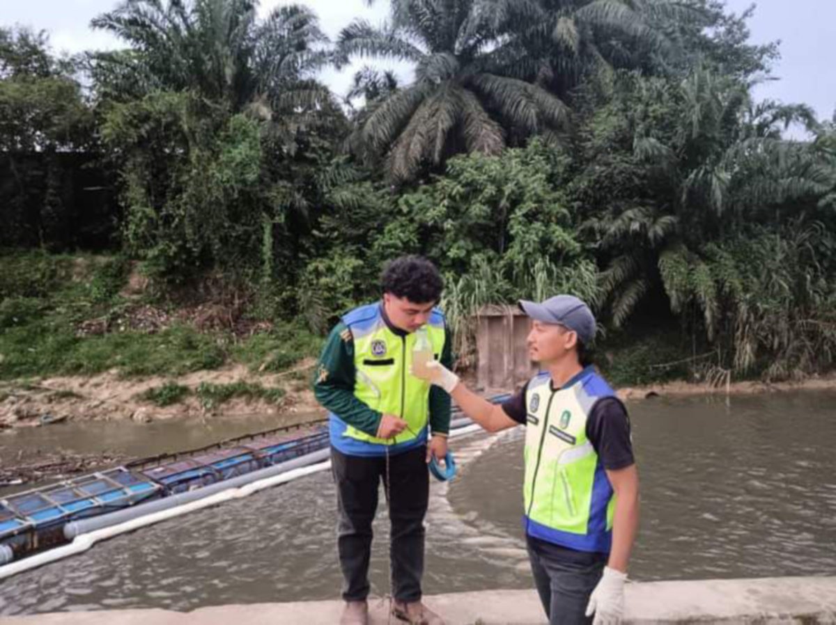 Kakitangan Lembaga Urus Air Selangor (LUAS) meneruskan pemantauan dan pemeriksaan di lokasi susulan insiden kesan dan bau seakan minyak kelapa di Sungai Kundang, kelmarin. FOTO IHSAN FB LUAS