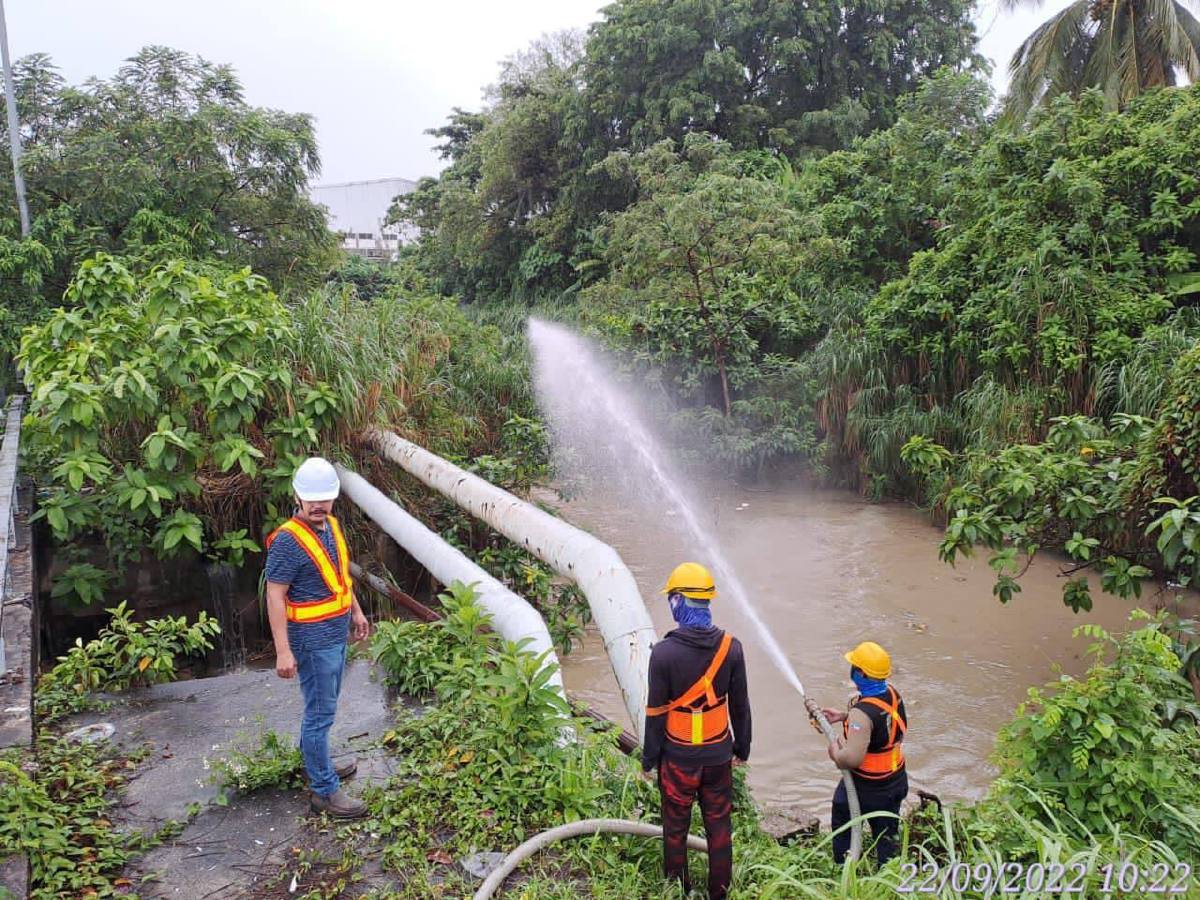 SKUAD Pantas Lembaga Urus Air Selangor (Luas) mengesan pencemaran bau seakan diesel di kawasan Sungai Gong. FOTO ihsan Luas