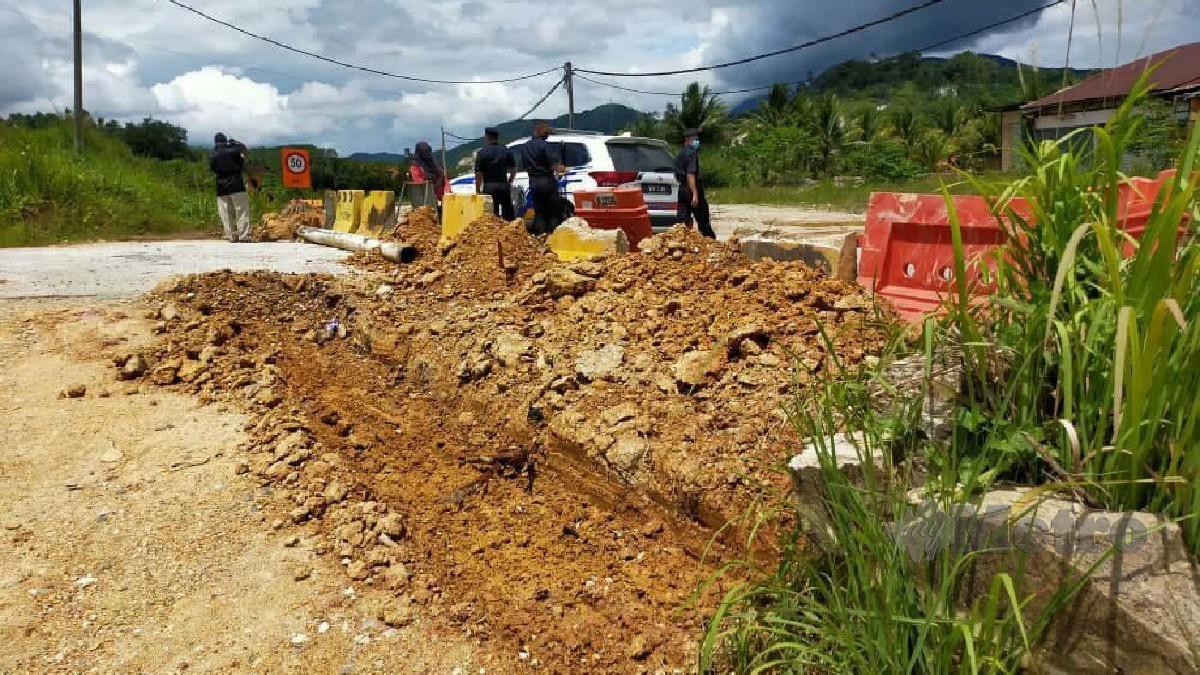 POLIS menggali lubang di lima lorong tikus di Kampung Tanah Puteh bagi menghalang cubaan merentas negeri menerusi Jalan Gua Musang-Kuala Lipis. FOTO RAMLI IBRAHIM