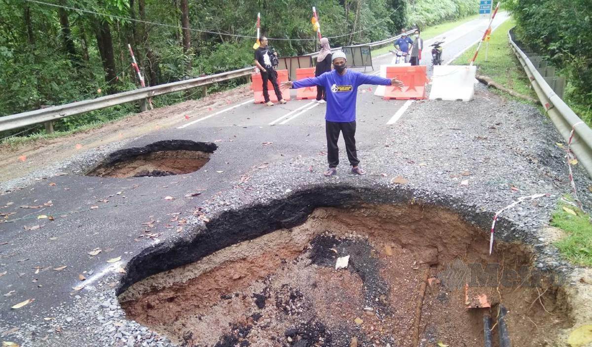 NORDIN Saman menunjukkan Jalan Tepus-Pasir Raja yang mendap sehingga berbentuk lubang yang besar menyebabkan 5,000 penduduk terputus hubungan. FOTO Rosli Ilham