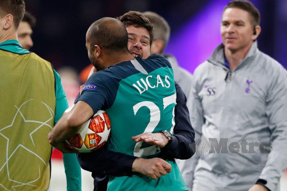 POCHETTINO memeluk wira Tottenham, Lucas Moura yang menjaringkan hatrik di Amsterdam. — FOTO AFP