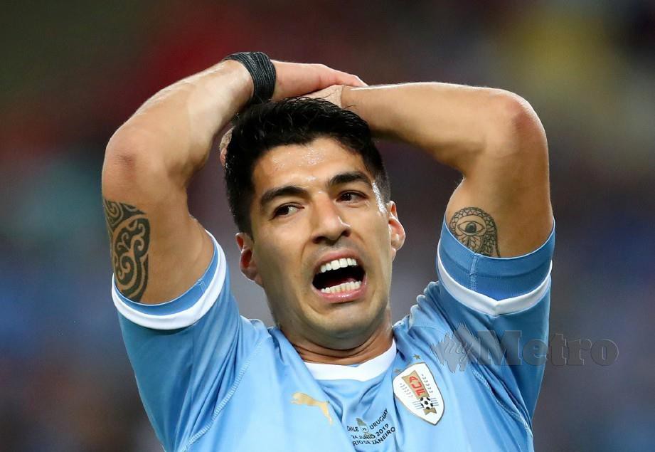 REAKSI Suarez selepas gagal menyempurnakan peluang ketika menentang Chile di Rio de Janeiro, awal pagi tadi. — FOTO Reuters