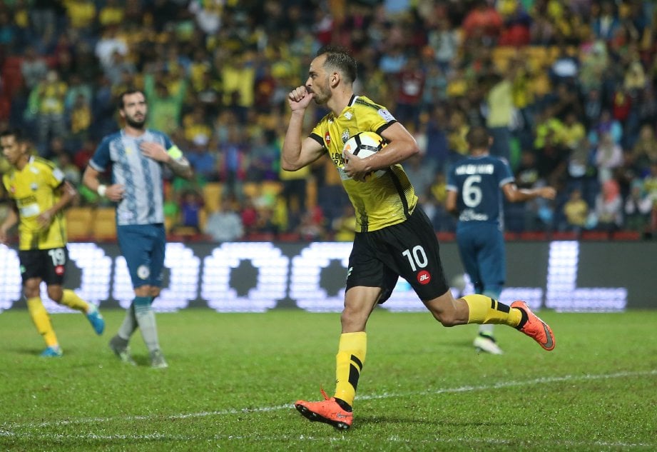 PEMAIN Perak,Wander Luiz menyempurnakan penalti untuk gol pertama pasukan ketika bertemu Sarawak pada saingan Piala FA, sebentar tadi. - Foto EFFENDY RASHID